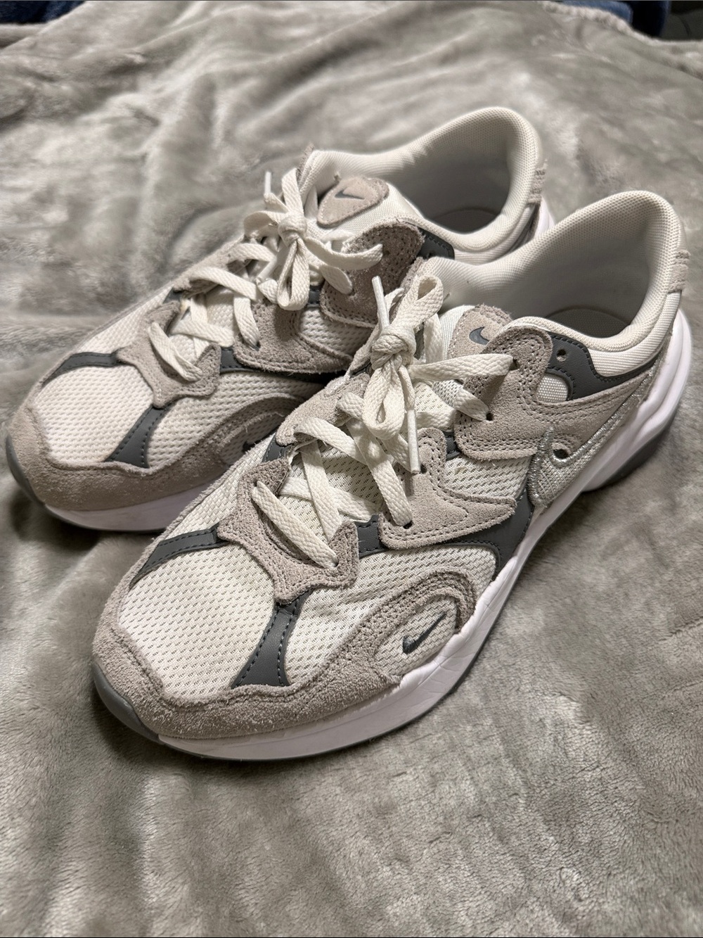 Nike White & Light Gray Mesh Suede Casual Sneakers